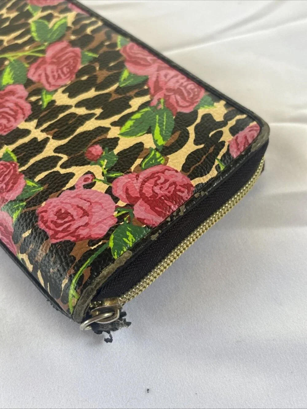 Betsy Johnson Full Zip Wallet Clutch Wristlet Black Leather Gold Roses Cheetah